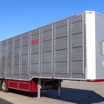 Five floor body trailer with liftable roof and smooth surfaces beneath each floor